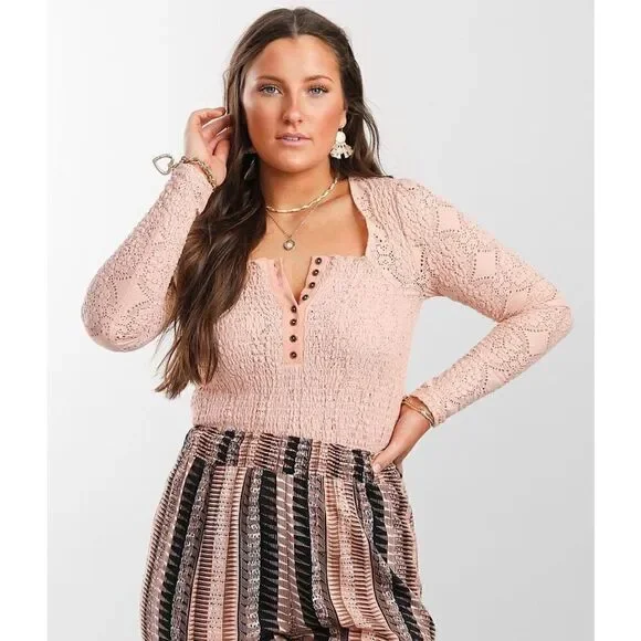 Gimmicks by BKE Light Peach Eyelet Smocked Stretch Henley Large‎ - Picture 7 of 11